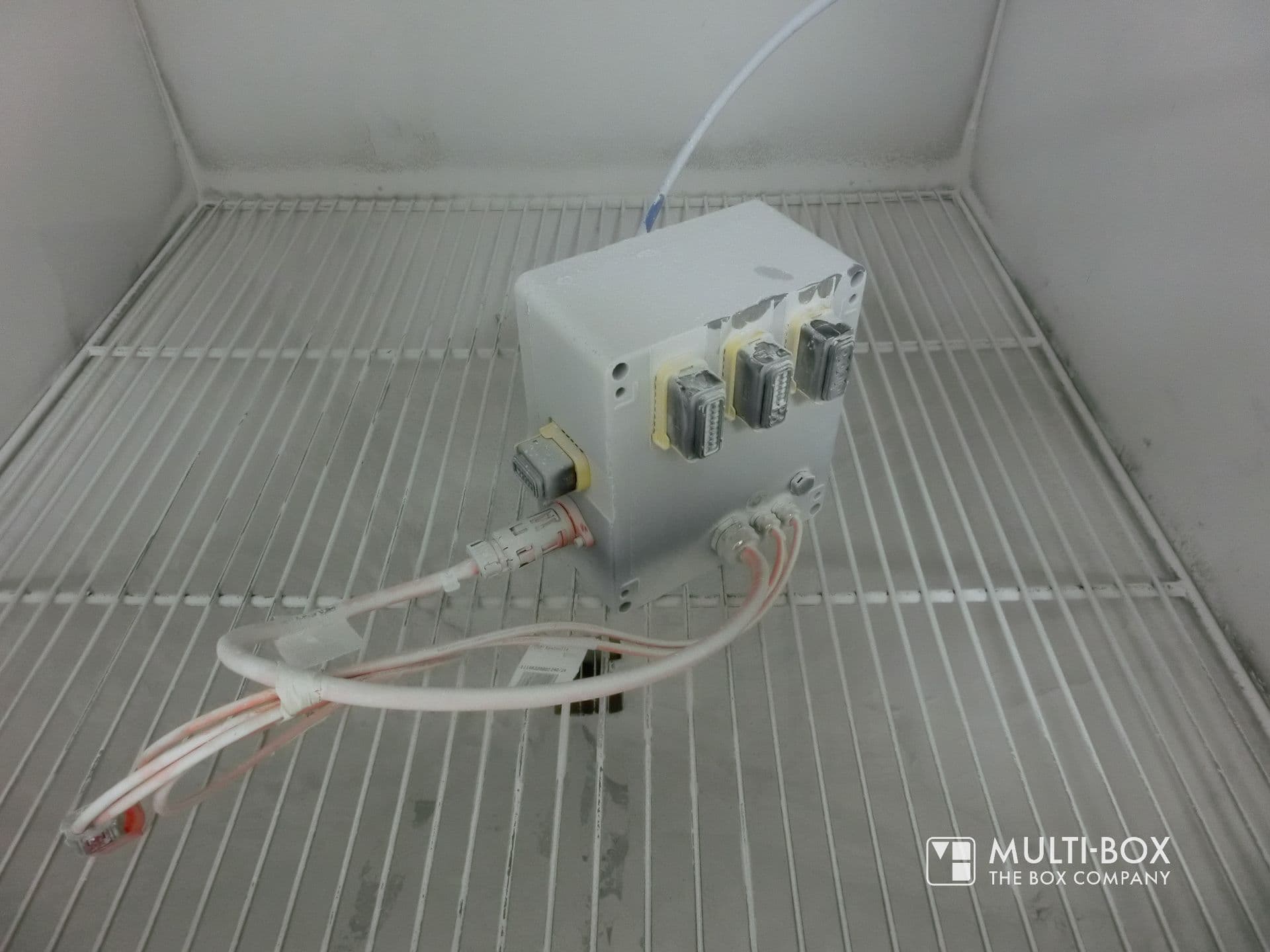 Gehäuse MBA von MULTI-BOX während eines IP-Schutzarttests nach DIN EN 60529 zur Prüfung der Staubdichtigkeit.